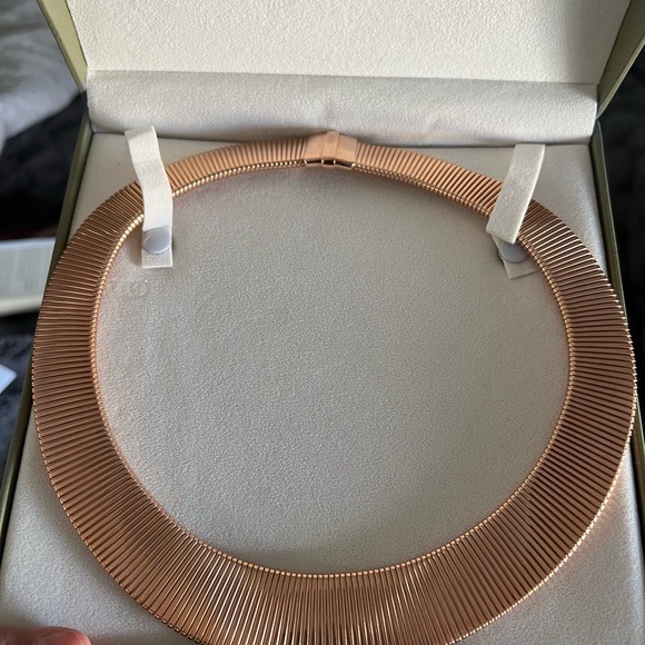 Classy and elegant gold necklace to make you feel like a queen! Made in Italy - Picture 4 of 5